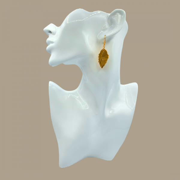 boucles d'oreilles opaline forme feuille jaune ocre portées